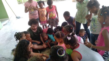 Glòria Jurado y Edgar González junto a los niños y niñas de la Ludoteca Mauro Lorenzo en el Barrio Santa Lucía.