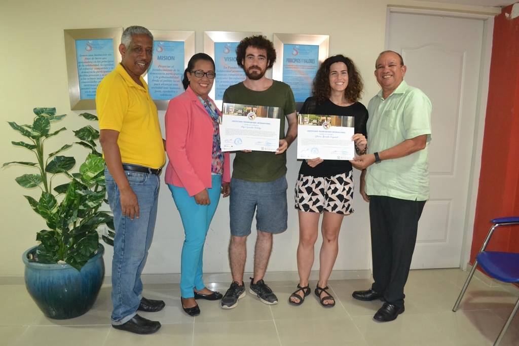 De izquierda a derecha, Alfredo Matías (Coordinador del proyecto en Fundación Solidaridad), Ana Vásquez (Directora del Centro Integral para el Desarrollo Local), Edgar González (Voluntario), Glòria Jurado (Voluntaria) y Juan Castillo (Director ejecutivo de Fundación Solidaridad)