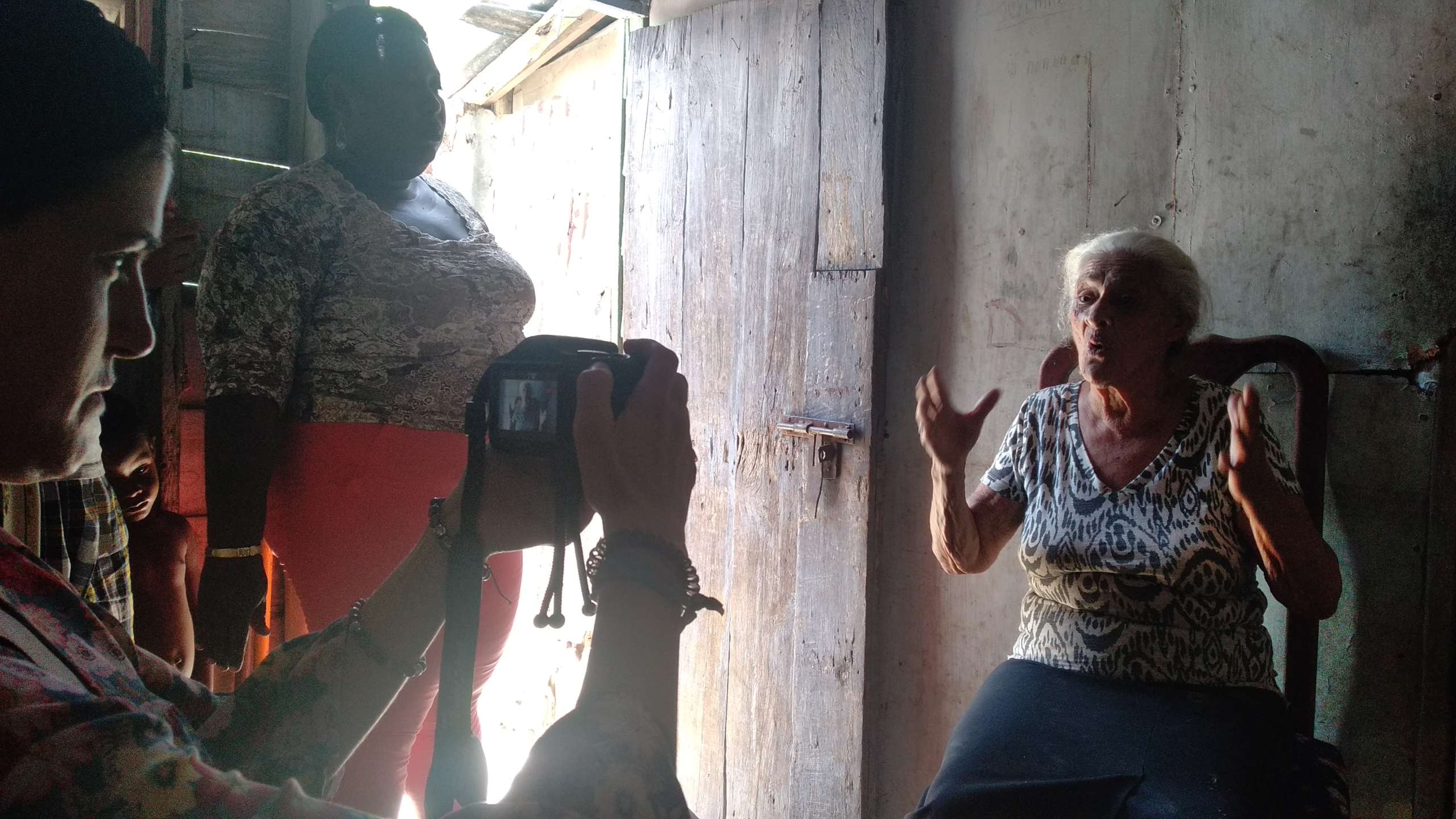 Gloria jurado, una de las voluntarias, realizando entrevistas en el Barrio Santa Lucía